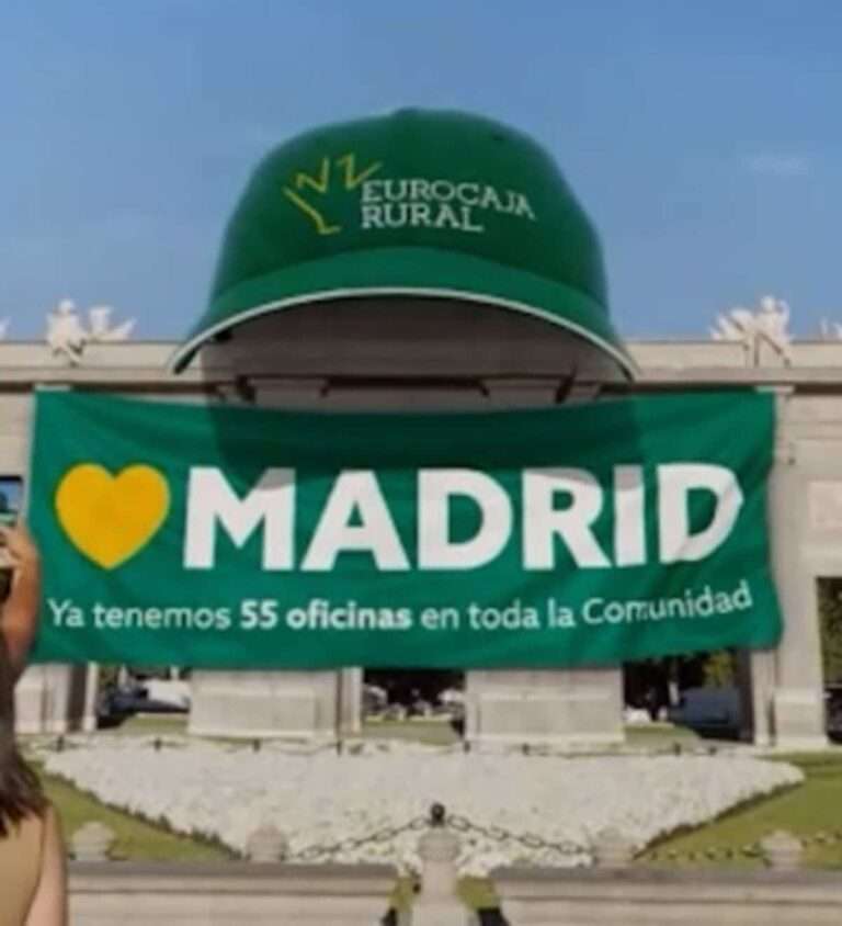 La "elegante" e icónica gorra de Eurocaja se alía con la Puerta de Alcalá y reedita furor en un sorteo de 55 piezas