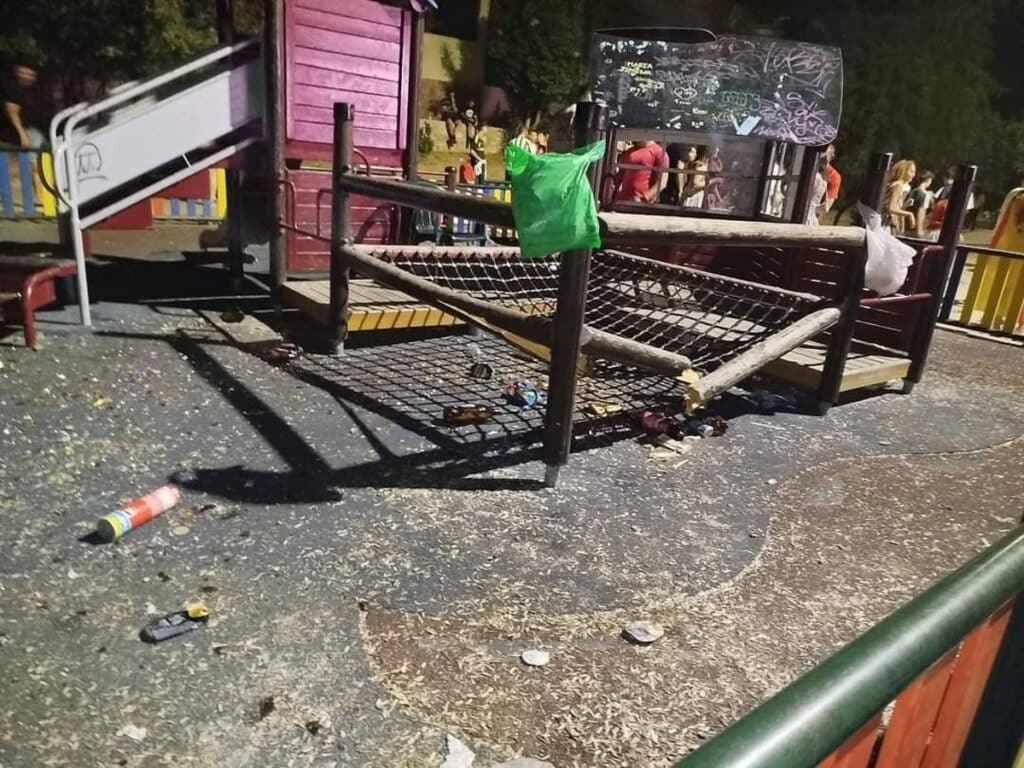 La celebración de la Eurocopa deja destrozos en el área infantil del parque Santa Ana de Cuenca