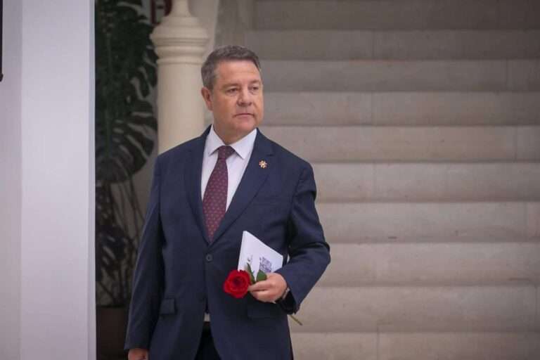 García-Page recuerda a Sánchez que arropó a él y su mujer y destaca que apoya "mucho" al Gobierno y "con votos"