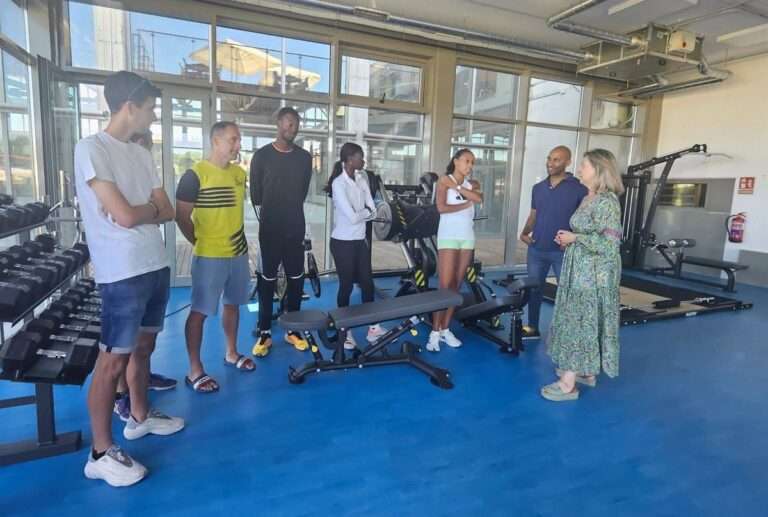 Guarinos anuncia la licitación para renovar equipos en el Multiusos durante la apertura de un nuevo gimnasio