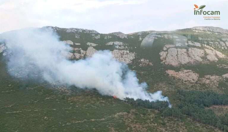 Un helicóptero del Infocal colabora en la extinción de un incendio declarado en Cantalojas (Guadalajara)