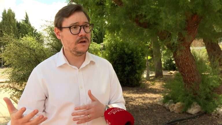 IU denuncia el pacto entre PSOE y PP para la reforma del Estatuto y exige mayor transparencia y participación ciudadana