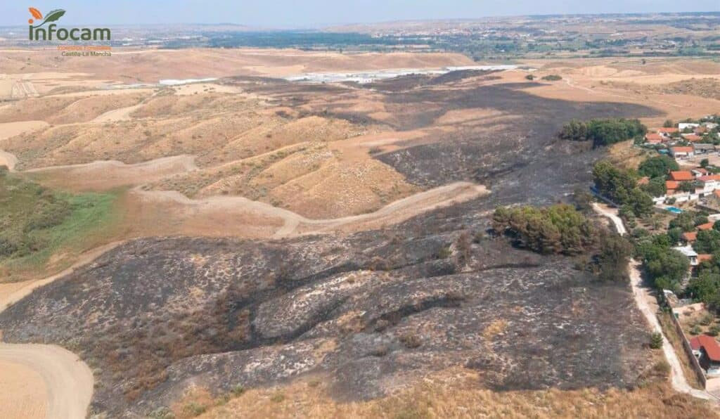 Los bomberos dan por extinguido el incendio declarado en Borox (Toledo) este sábado