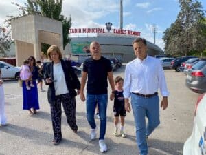 Iniesta visita su estatua en Albacete: "Es un reconocimiento al momento tan importante que vivimos como país"