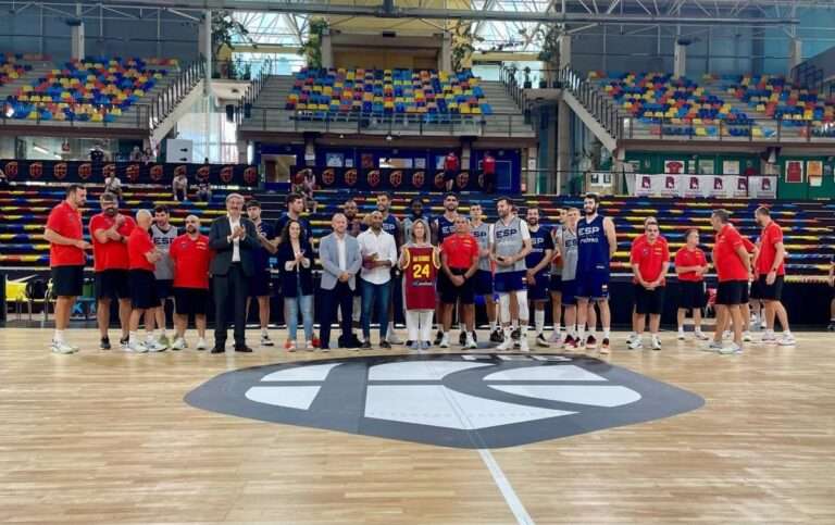 La Selección Española de Baloncesto regala una camiseta a Guadalajara antes de disputar su amistoso ante Argentina