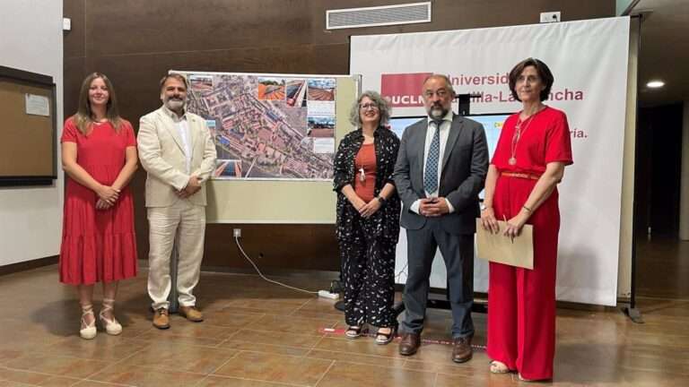 La UCLM avanza en la descarbonización con la instalación de 627 paneles solares fotovoltaicos en el Campus de Toledo
