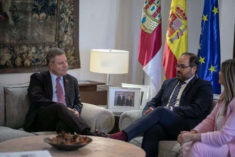 Núñez aprovecha el consenso con Page en torno al Estatuto para subir la apuesta y reclamar otros 6 grandes pactos en CLM