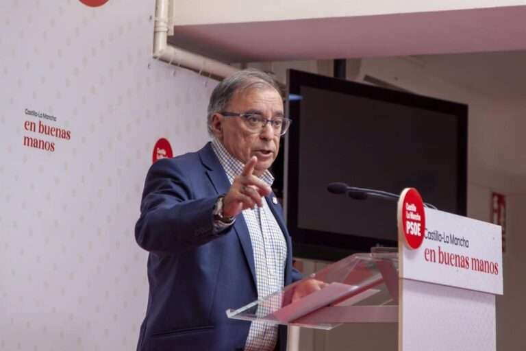 PSOE pregunta a Vox si van a pedir o no los salarios y subvenciones en las Cortes: "Ya está bien de hipocresía"