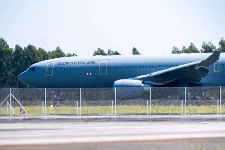 Llega a Torrejón el avión con los otros dos supervivientes del naufragio del 'Argos Georgia' en Malvinas