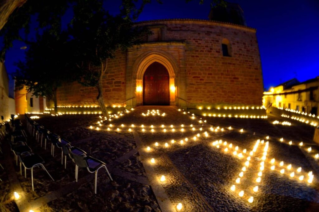 Almedina celebra su noveno festival Almedinamora iluminando sus calles con 20.000 velas 1