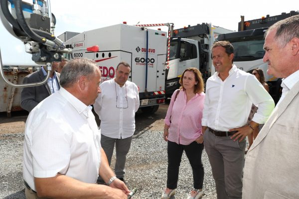 Las autoridades locales inspeccionan el nuevo vehículo