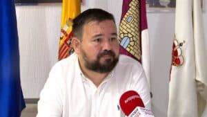 Alcalde de La Roda acusa a un edil del PP de gestionar un perfil anónimo que lleva años insultándole y pide su dimisión
