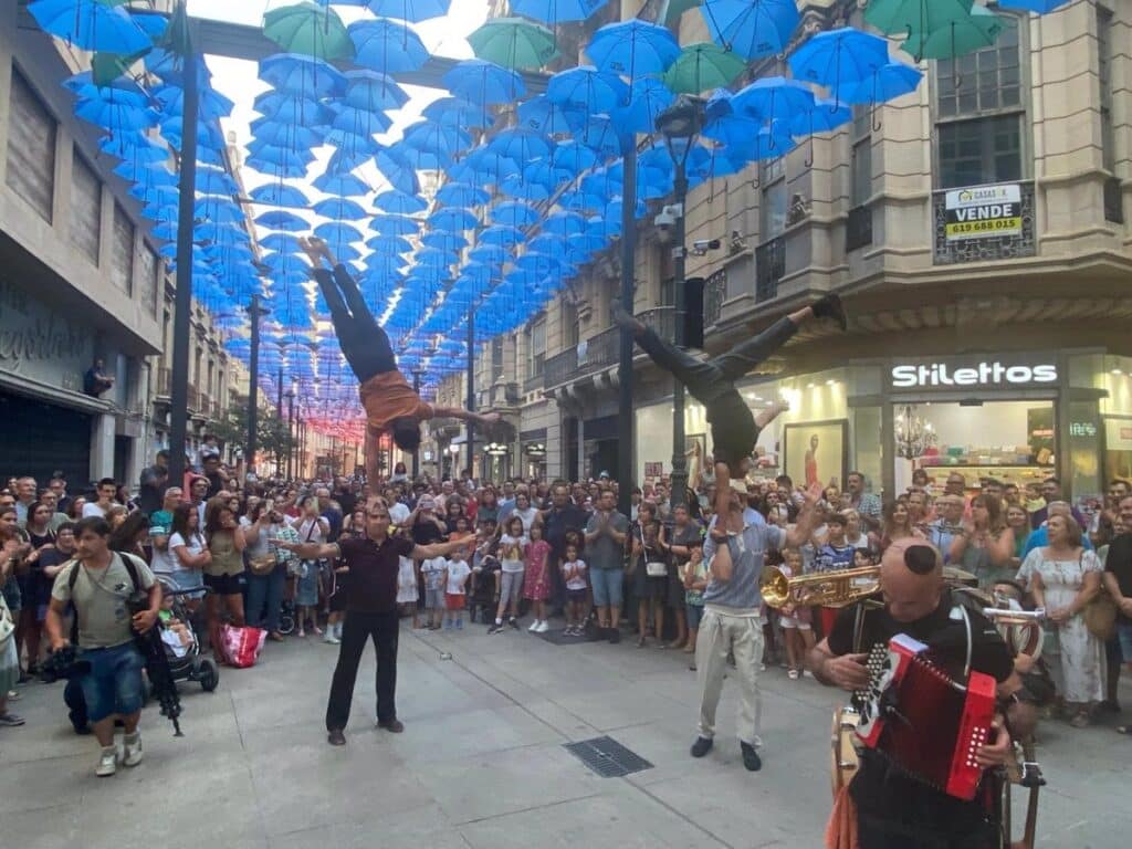 Arranca el 68º Festival de Albacete con el espectáculo de acróbatas de Circ Pistolet en las calles de la ciudad