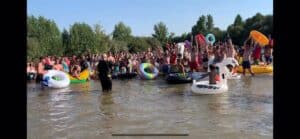 Cientos de personas descienden por el río en Escalona en donut, cisnes y unicornios en una nueva 'Aventutontuna'