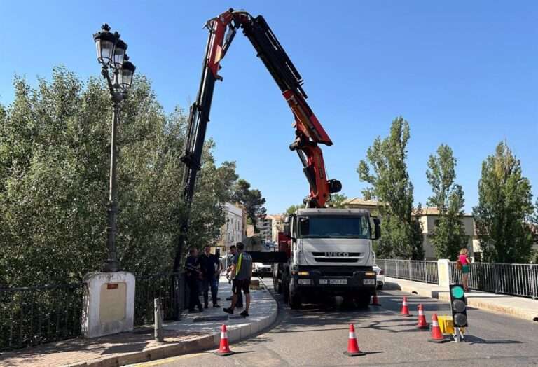 El puente de San Antón de Cuenca se corta este martes y miércoles por la noche para instalar luz ornamental