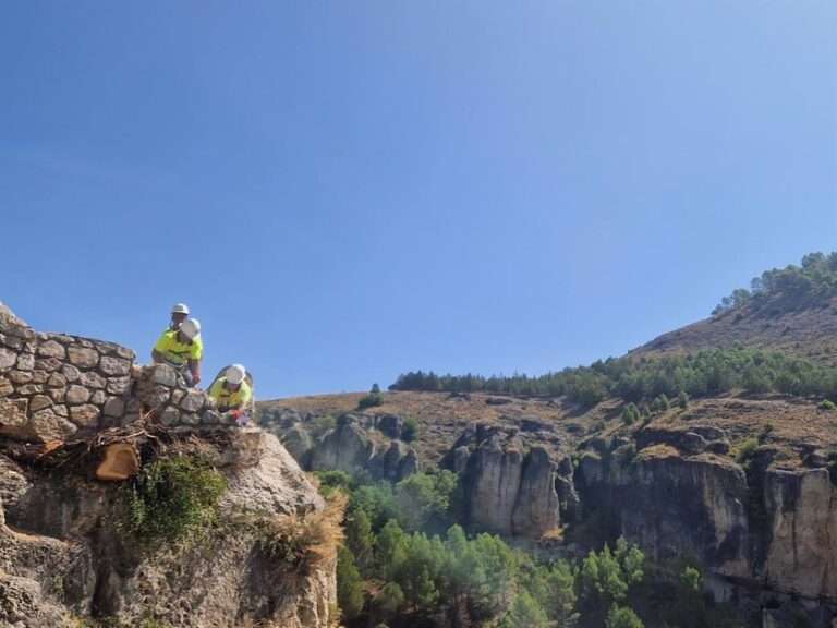 El Ayuntamiento de Cuenca reabre la calle Canónigos cerrada por desprendimientos en un mirador