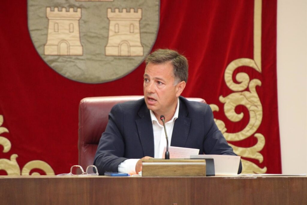 Alcalde de Albacete responde al PSOE C-LM sobre transfuguismo y califica de "charlatán" a su secretario de Organización