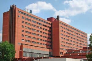 Herida una menor tras caer tres metros al salir volando por el viento un castillo hichable en Torrejón del Rey