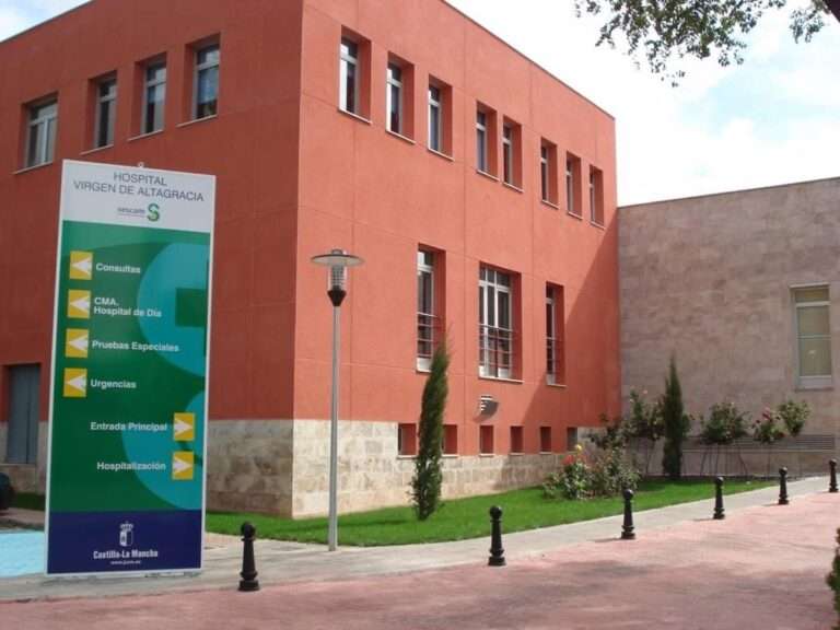 Hospitalizado un trabajador de 40 años tras sufrir una caída desde 3 metros de altura en Manzanares