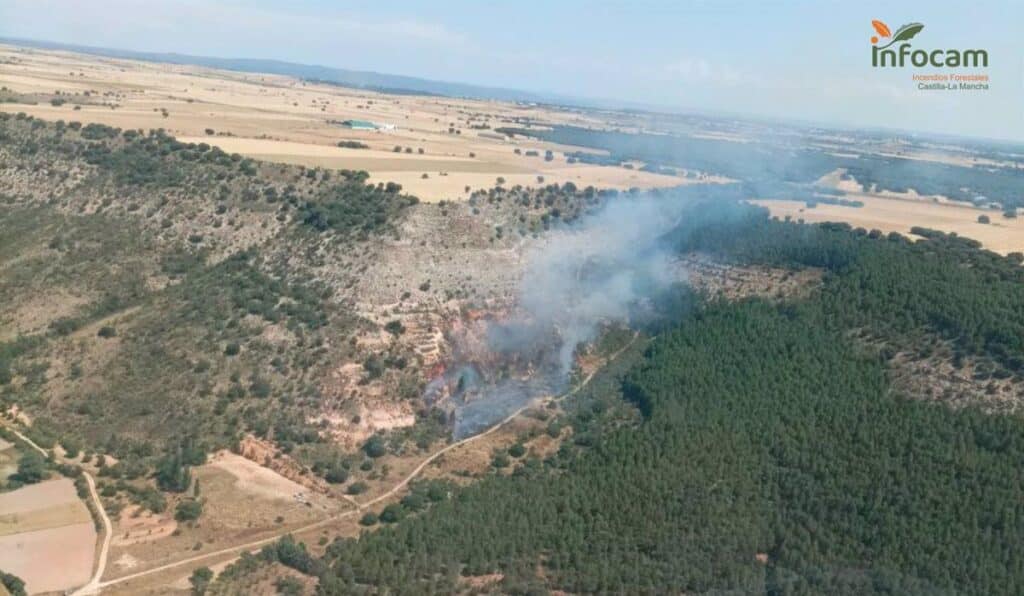 Declarado un incendio en Argecilla (Guadalajara) en el que trabajan tres medios aéreos y cinco terrestres