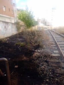 Un fuego en el barrio conquense de Casablanca aviva el temor vecinal a incendios en terrenos ferroviarios abandonados