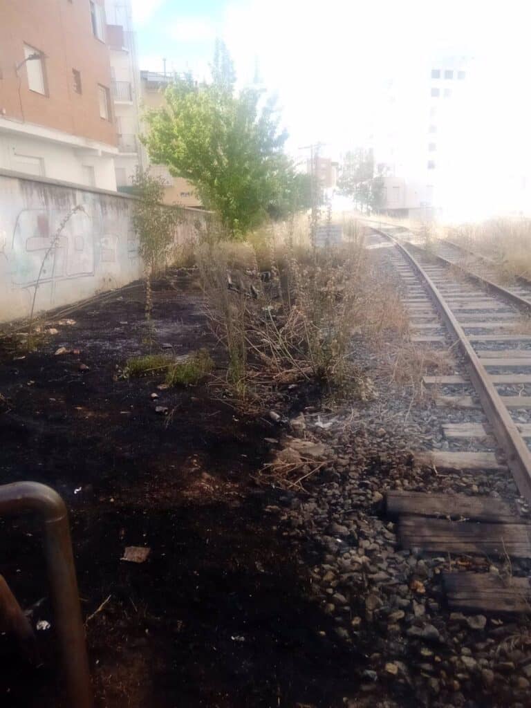 Un fuego en el barrio conquense de Casablanca aviva el temor vecinal a incendios en terrenos ferroviarios abandonados