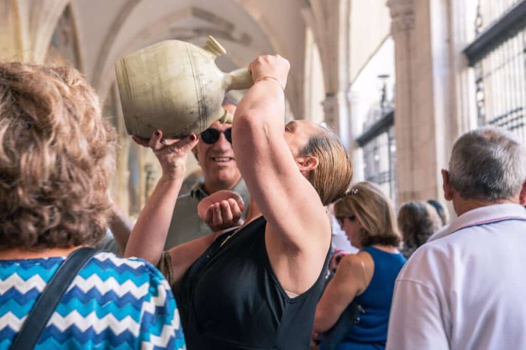 La tregua del calor llena la Catedral de Toledo de vecinos y visitantes para beber el agua de los botijos