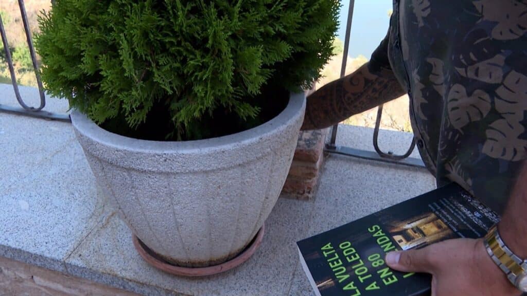 Libros usados buscan una segunda vida retando a los lectores a encontrarlos en plazas, monumentos y emblemas de Toledo