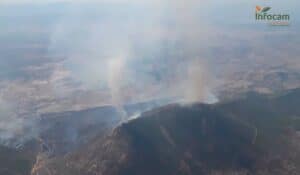 Comienzan a retirarse los medios aéreos del fuego de La Estrella y los terrestres seguirán toda la noche