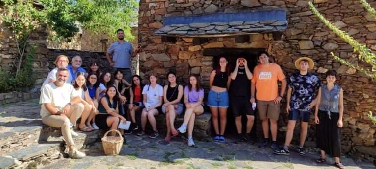 Umbralejo, en plena Sierra Norte de Guadalajara, recupera su carbonera gracias al trabajo de jóvenes voluntarios