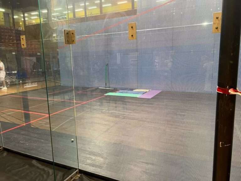 Una gran tormenta provoca goteras en la pista central del Campeonato Europeo de Squash que se disputa en Cuenca