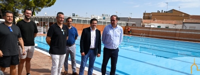 Valverde Resalta las Inversiones de la Diputación en Municipios Pequeños durante Visita a la Remodelación de la Piscina en Miguelturra