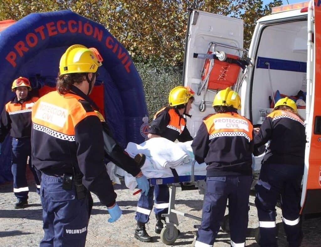 Voluntarios Protección Civil asisten a una mujer de parto en una ambulancia de su agrupación en Toledo