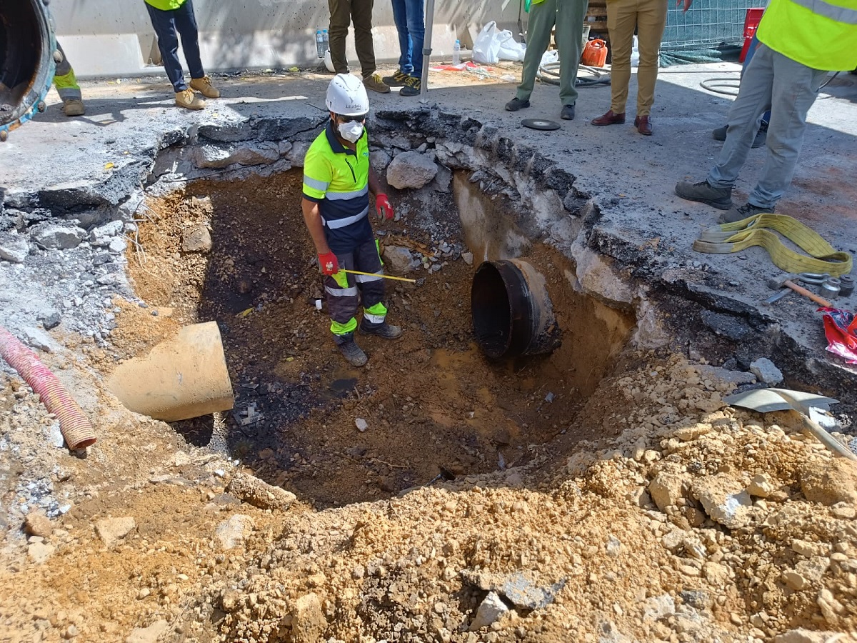 Restauración del Suministro: El Agua Vuelve a las Casas al Amanecer Después de Reparar la Avería en la Tubería Principal 2