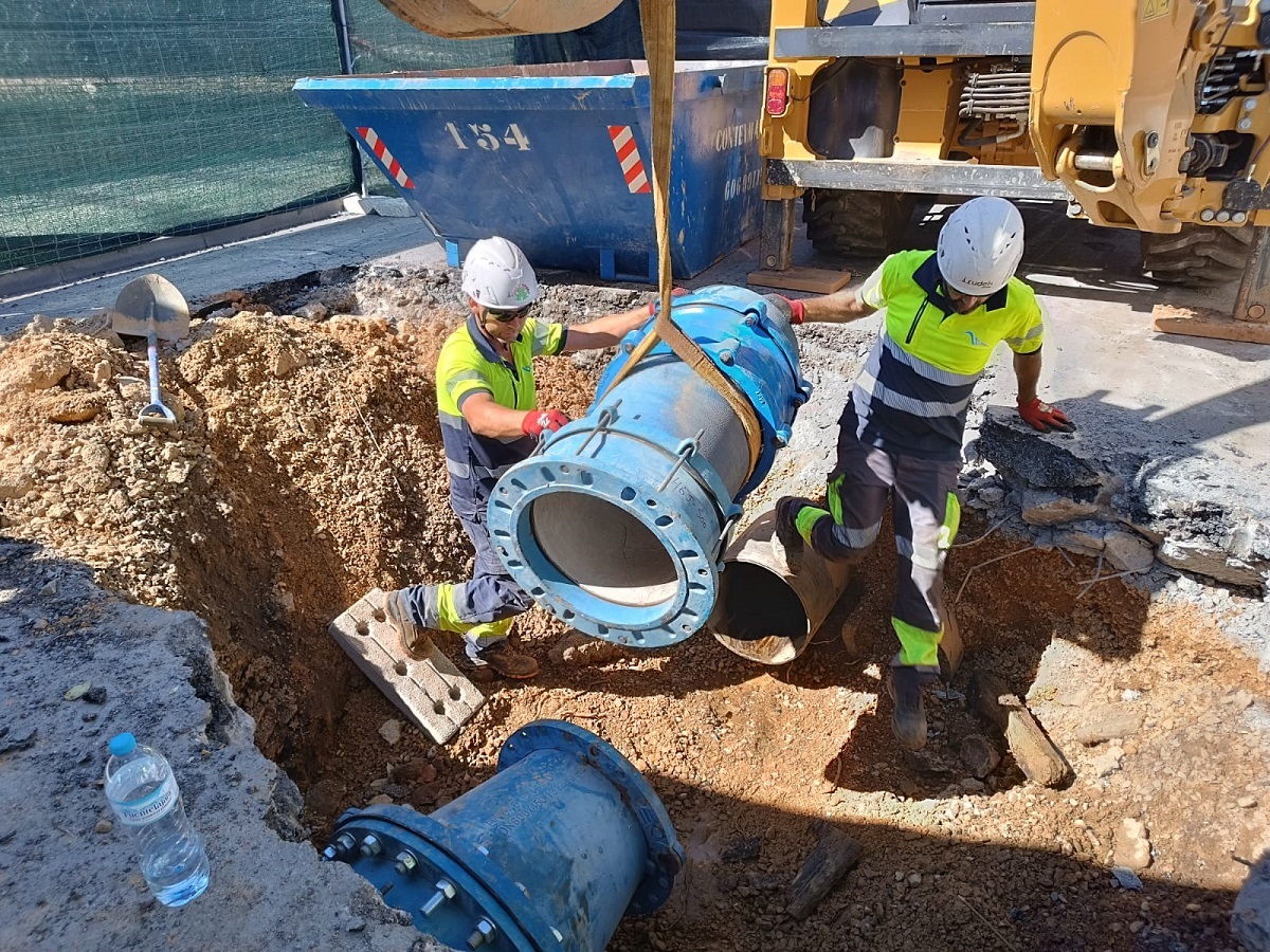 Restauración del Suministro: El Agua Vuelve a las Casas al Amanecer Después de Reparar la Avería en la Tubería Principal 1