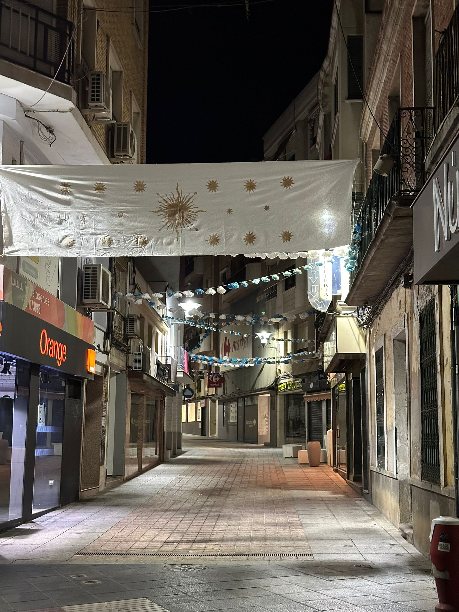 La Calle Aduana se engalana con guirnaldas en honor a la Virgen de Gracia gracias a El Capirote 1