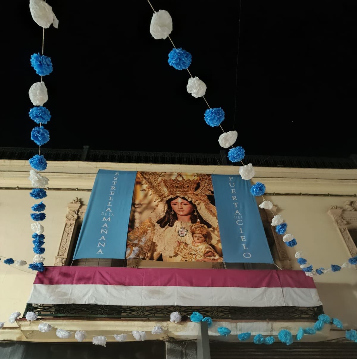 La Calle Aduana se engalana con guirnaldas en honor a la Virgen de Gracia gracias a El Capirote 2