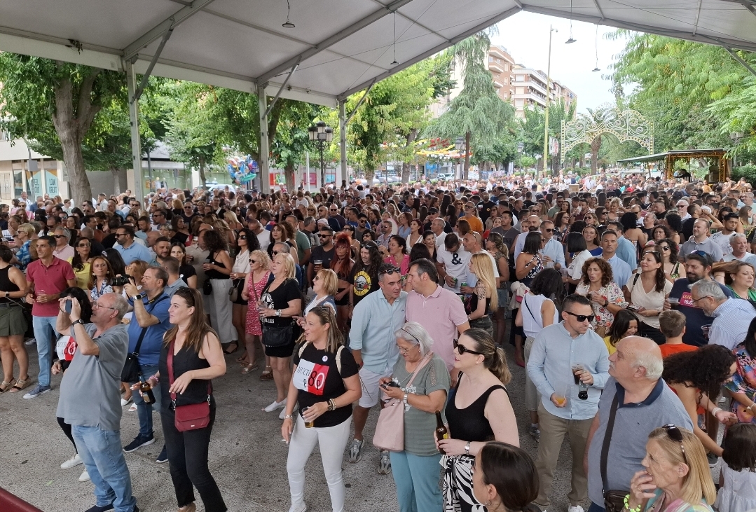 Fiesta Retro: El Tardeo 'Mucho Pop' Celebra los Éxitos de los 80 en Mil Callejuelas 1