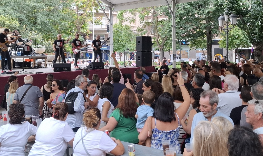 Fiesta Retro: El Tardeo 'Mucho Pop' Celebra los Éxitos de los 80 en Mil Callejuelas 2