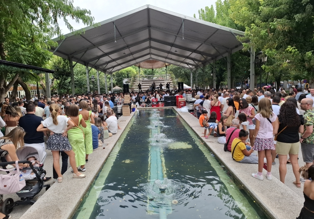 Fiesta Retro: El Tardeo 'Mucho Pop' Celebra los Éxitos de los 80 en Mil Callejuelas 3