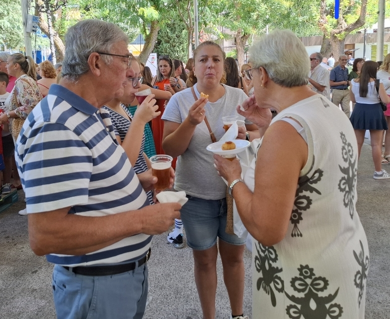 Gente bailando al son de la música