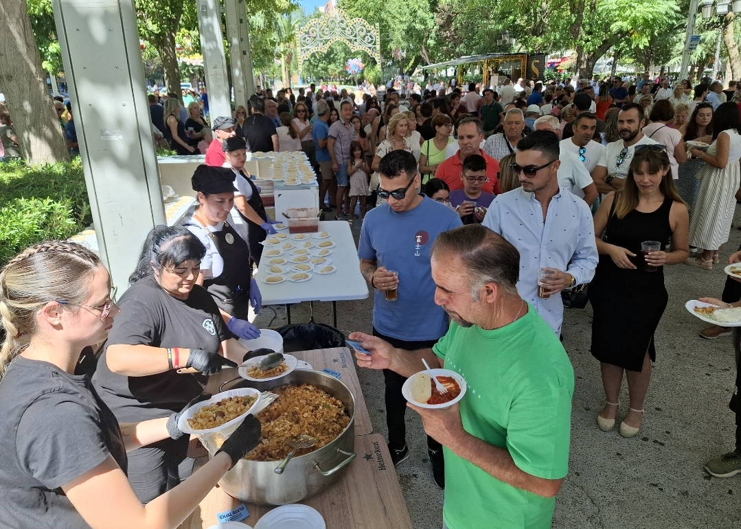 La gente disfrutando del baile y la comida