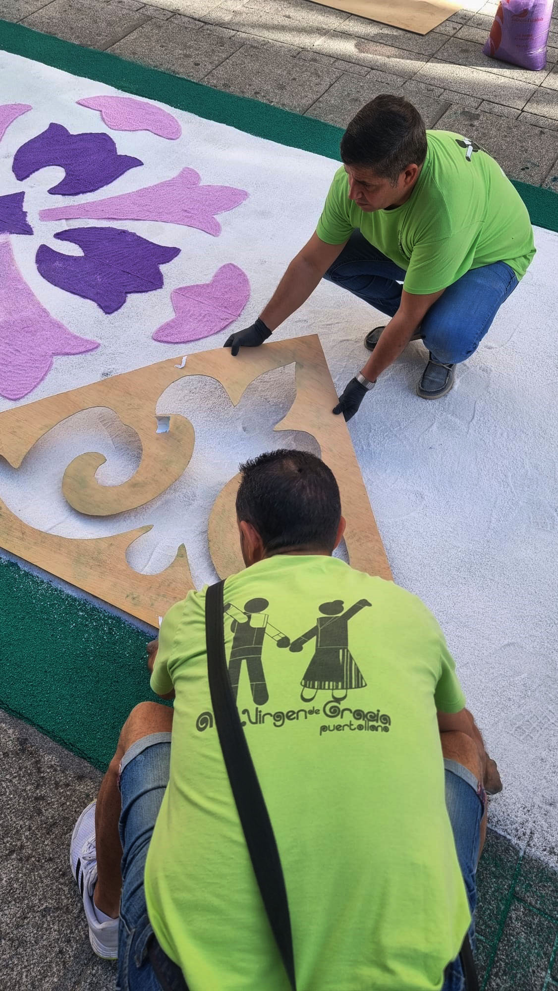 Miguel Ángel Ruiz supervisa la creación de la alfombra floral en la calle Aduana 1