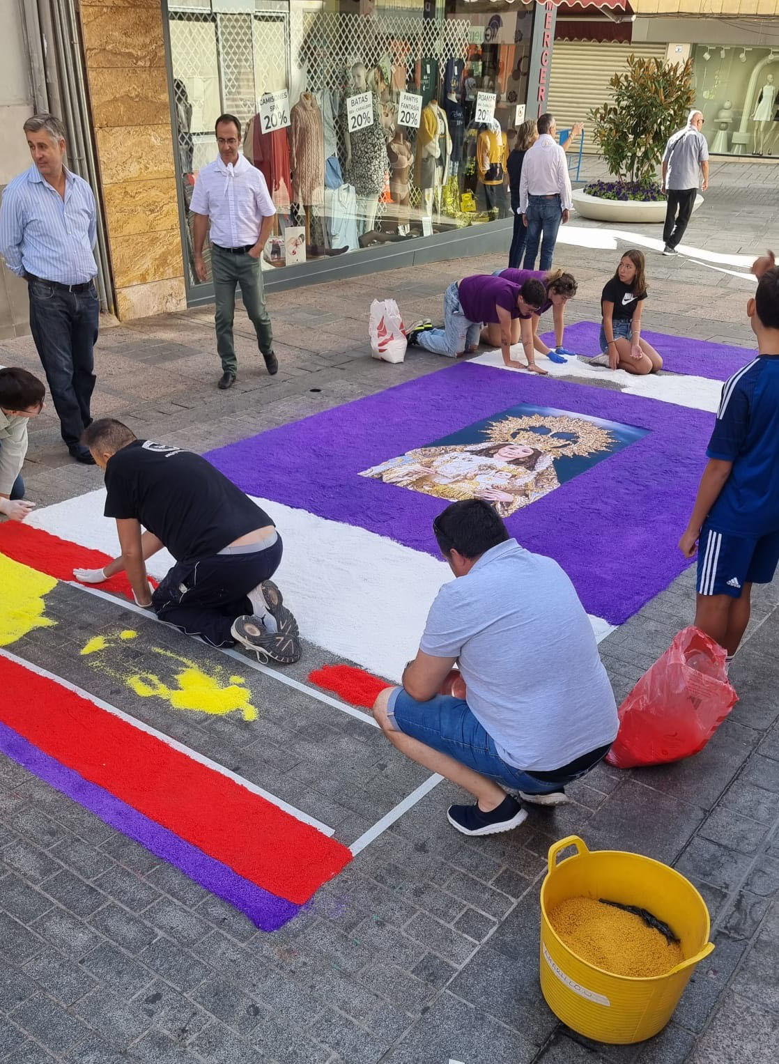 Miguel Ángel Ruiz supervisa la creación de la alfombra floral en la calle Aduana 2