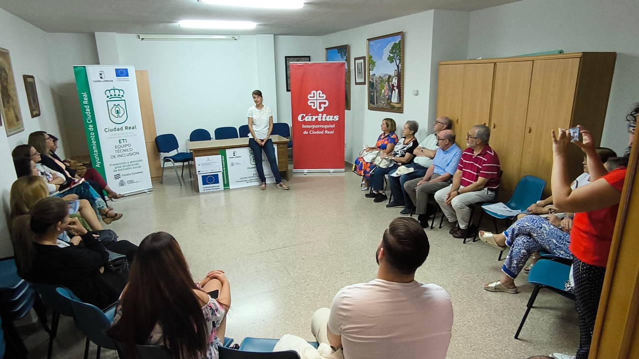 Voluntarios enseñando en el curso