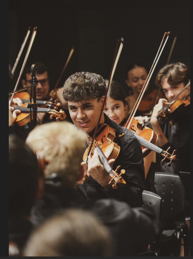 El Triunfo Musical de Valencia: La Joven Orquesta Sinfónica Encanta con su Magistral Ejecución 3