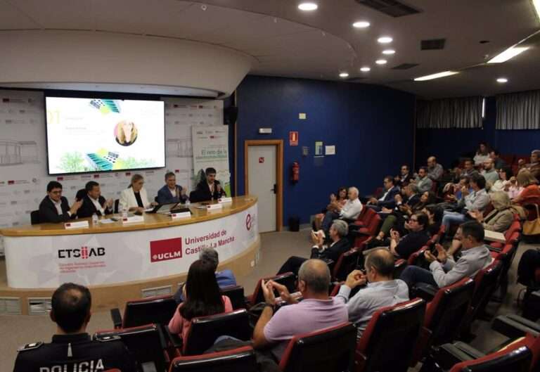 Alcalde de Albacete reivindica su apuesta por la electromovilidad con la incorporación de autobuses eléctricos