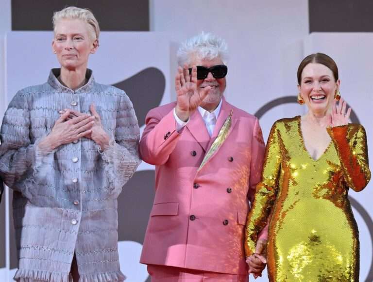 Almodóvar recibe la mayor ovación del Festival de Venecia por La habitación de al lado