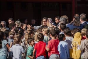 Alumnos y docentes del colegio Maestra Plácida de Azuqueca se vuelcan con la Reina en la apertura del curso escolar