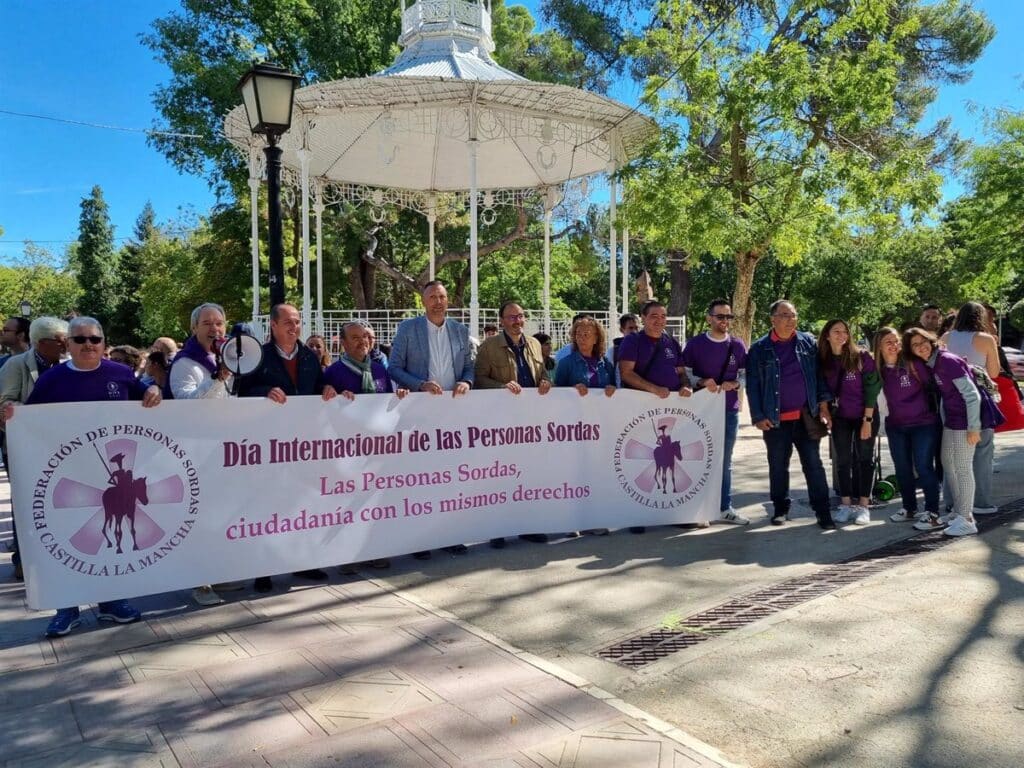 Bellido se compromete a que los plenos sociales celebrados en las Cortes sean interpretados a lengua de signos